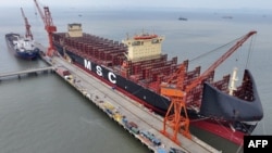 ARCHIVO - Un barco en construcción en un astillero del puerto de Taicang, en la provincia oriental china de Jiangsu, el 19 de febrero de 2025. 