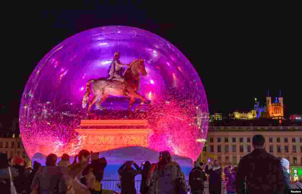 Instalasi seni "I Love Lyon" karya Jacques Rival terlihat selama pameran festival cahaya (Fetes des Lumieres) di kota Lyon, Prancis. (Reuters) 