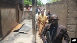 Governador do Estado do Borno, Kashim Shettima visita uma mesquita alvo de ataque de radicais em Konduga, 13 Ago. 2013.