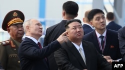 ARCHIVO - El presidente de Rusia Vladimir Putin y el líder de Corea del Norte Kim Jong Un visitan el cosmódromo de Vostochny en la región de Amur el 13 de septiembre de 2023. Trascendió que el presidente Putin visitará Pyongyang este martes.