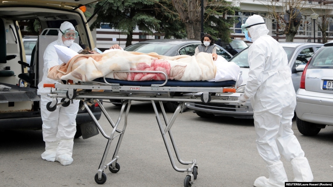 ARHIVA - Zdravstveni radnici u zaštitnim odelima prebacuju pacijenta obolelog od koronavirusa, 15. april 2020. (Foto: Reuters/Laura hasani)