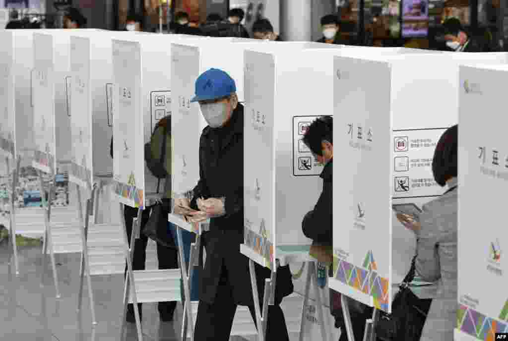 A South Korean man casts a ballot during early voting ahead of next week's parliamentary elections, at a polling station in Seoul.