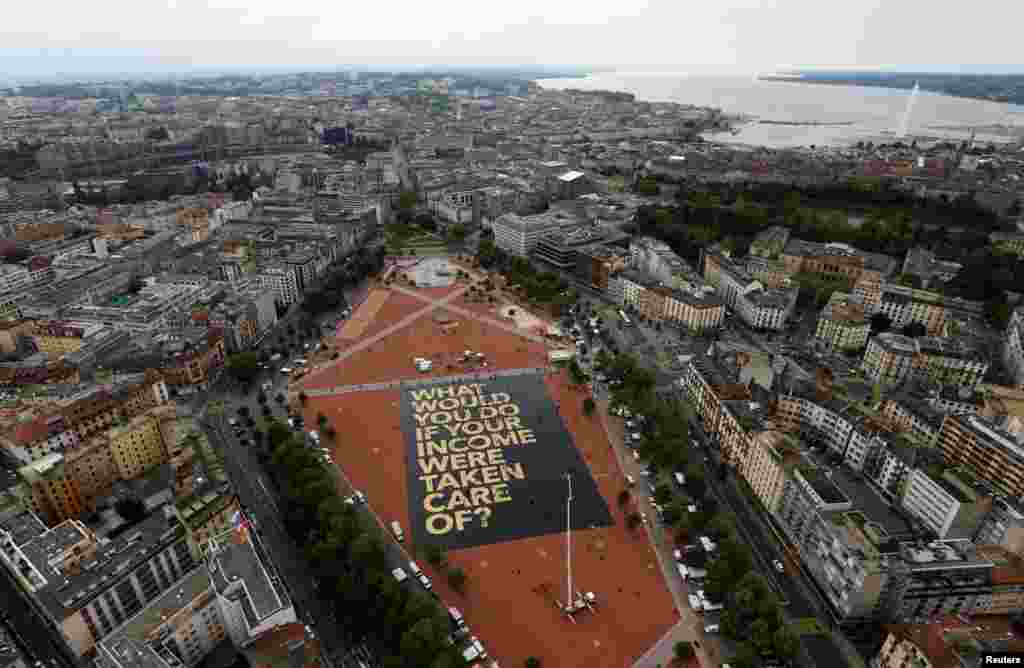 Sebuah poster seluas 8.000 meter persegi dibentangkan di lapangan Plainpalais, Jenewa, Swiss, 14 Mei 2016.