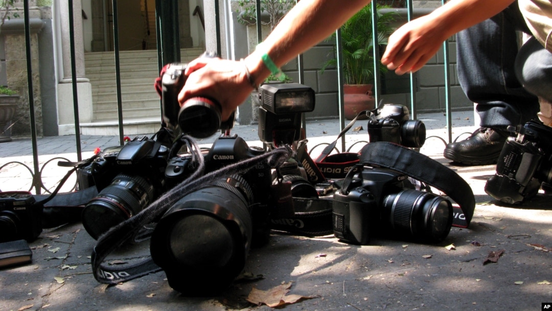 Arhiva - Fotografi ostavljaju svoje kamere na zemlji u znak protesta zbog ubistva novinarke Regine Martinez, u Meksiko Sitiju, Meksiko, 29. aprila 2012. godine.