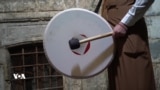 دەهۆڵ لێدان لە موسڵی کۆن بۆ خەبەرکردنەوەی خەڵک بۆ پارشێو