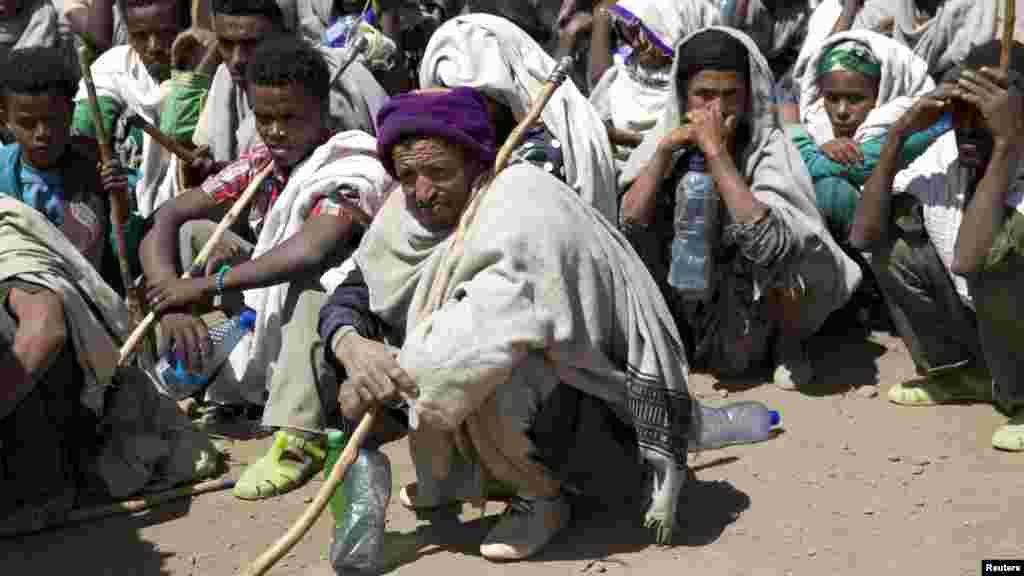 በሰሜን አማራ ክልል ሰዎች የዩናይትድ ስቴትስ የአስቸኳይ ጊዜ እርዳታ ለመቀበል እየጠበቁ 