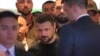 El presidente ucraniano, Volodymyr Zelenskyy (centro), llega al Hotel Shangri-La, sede de la 21ª cumbre del Diálogo Shangri-La, en Singapur, el 1 de junio de 2024.