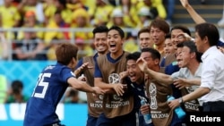 Fudbaler Japana Juja Osako sa saigračima proslavlja odlučujući gol u duelu sa Kolumbijom (Foto: Rojters/Ricardo Moraes) 