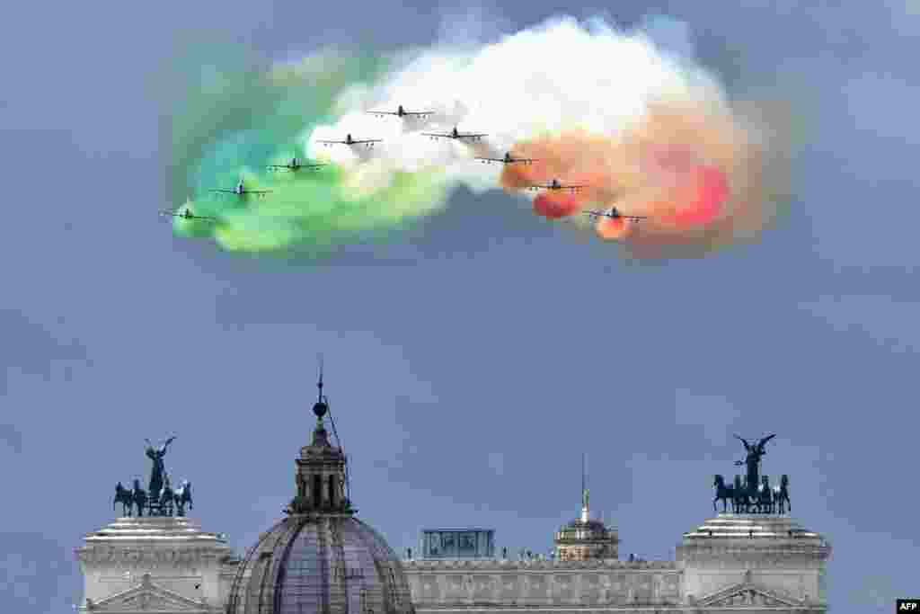 Tim akrobat udara Italia, membentuk asap berwarna bendera Italia di atas kota Roma pada peringatan Hari Republik.