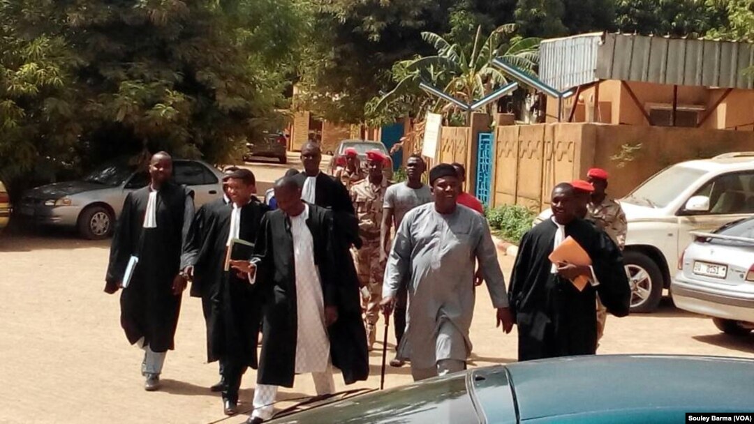  Nouhou Arzika da lauyoyinsa kan hanyar zuwa kotu a Yamai