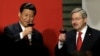 Chinese Vice President Xi Jinping and Iowa Gov. Terry Branstad, right, raise their glasses during a toast at a formal dinner in the rotunda at the Iowa Statehouse in Des Moines, Iowa, Feb. 15, 2012. 