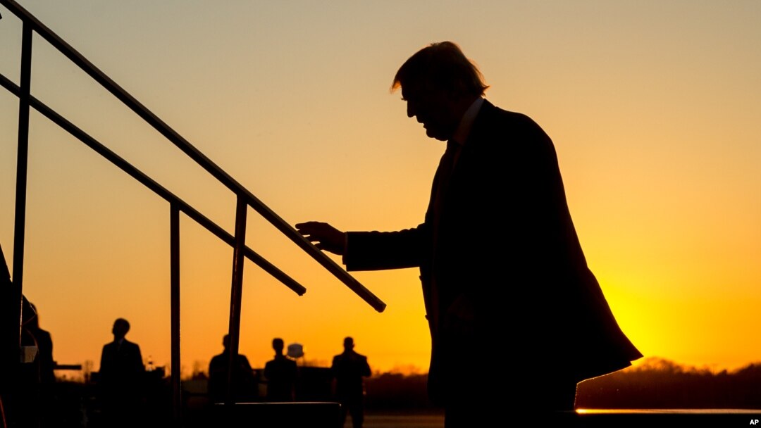 Trump ha usado una formula única para el éxito, en la que combina declaraciones y opiniones extremistas sobre temas de seguridad nacional e inmigración, con un interminable diluvio de insultos personales en contra de sus rivales.