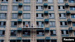 中國北京一名工人在住宅樓建築工地工作。（2023年9月6日）