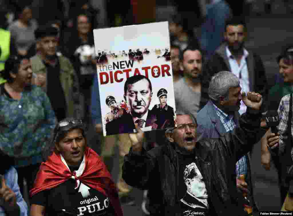 Başbakan Erdoğan’a karşı düzenlenen protestolar nedeniyle Köln’de olağanüstü hal yaşandı. Almanya Alevi Birlikleri Federasyonu’nun organize ettiği protesto gösterisine Köln polisinin verdiği sayıya göre en az 45 bin kişi katıldı. Organizatörler katılımcı sayısını 80 bin olarak tanımlarken, göstericiler pankartlar, sloganlar eşliğinde protesto yürüyüşü gerçekleştirdi ve Başbakan Erdoğan’ın politikalarını sert şekilde kınadı.