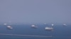 Barcos de contenedores esperan cerca de los congestionados puertos de Los Ángeles y Long Beach, en California, el 29 de septiembre de 2021.
