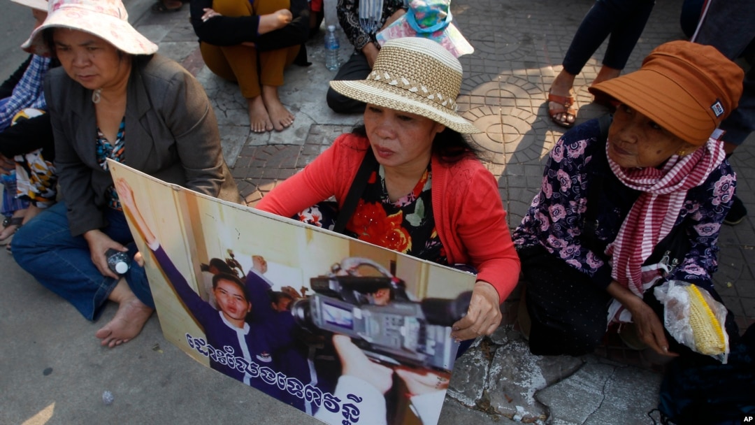 Boeung Kak lake community's land activists shout slogans with a poster of a detained activist during a rally in front of the Supreme Court, in Phnom Penh, Cambodia, Feb. 7, 2018. 