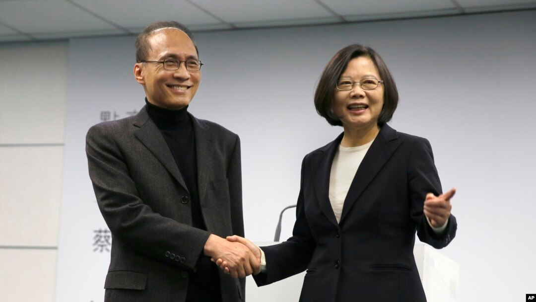 台灣總統當選人蔡英文和她選擇的行政院長林全（左）在民進黨總部（2016年3月15日資料照）
