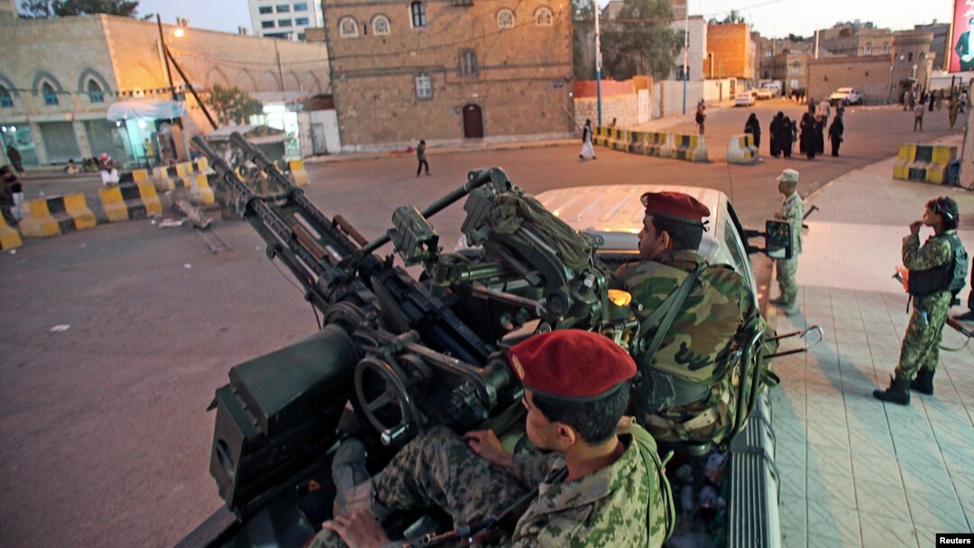  Cikin hoton nan 'yan tawayen Houthi cikin kayan soja, suke sintiri a fadar shugaban kasarYemel.