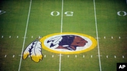 Logo Vašington Redskinsa na terenu pred početak utakmice sa Nju Igland Petriotsima u Lendoveru u Merilendu. 