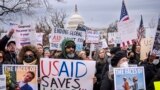 Biểu tình chống Tổng thống Donald Trump và ông Elon Musk bên ngoài Điện Capitol, ở Washington, ngày 5/2/2025, vì USAID bị giải thể.