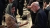 Pokiston Tashqi ishlar vaziri Xina Rabboniy Xar (chapda) Afg'oniston prezidenti Hamid Karzay bilan Chikagoda NATO sammiti doirasida suhbatlashmoqda, 21-may, 2012-yil.