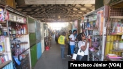 Clientes no Mercado Central de Inhambane