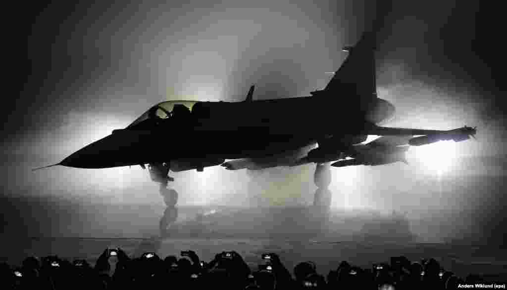 Pesawat tempur versi baru JAS 39 Gripen produksi Swedia keluar dari hangar pabrik SAAB di Linkoping, Swedia.