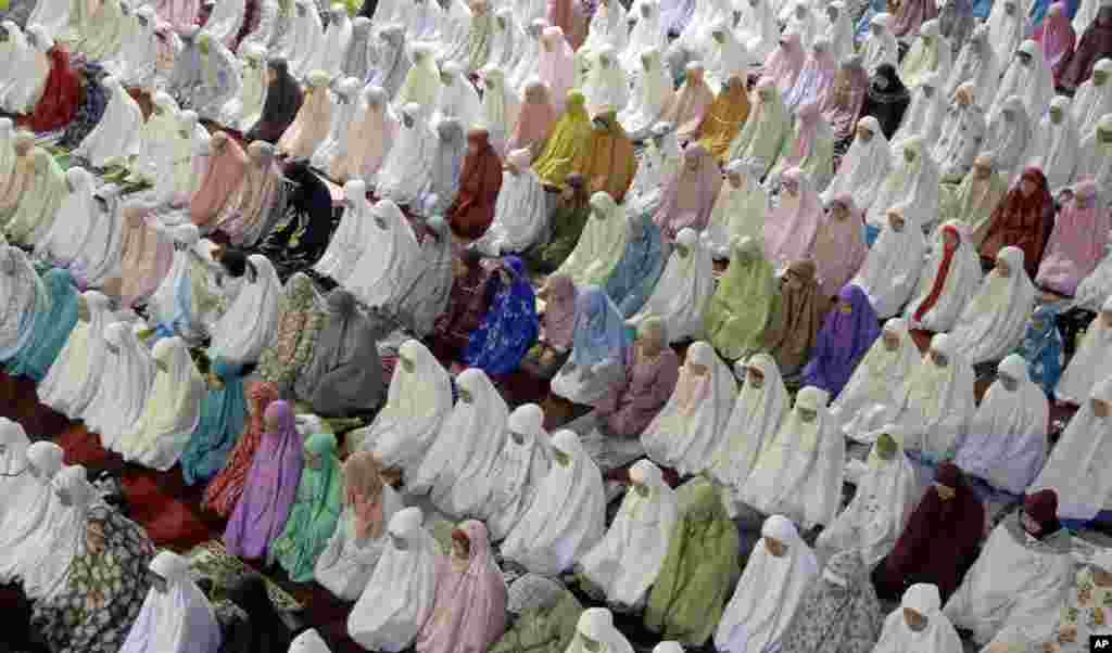 Perempuan Muslim Indonesia di Jakarta melakukan salat tarawih pertama di masjid Istiqlal hari Minggu malam (5/6).