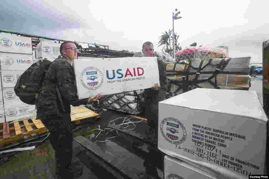 Marines load supplies onto a forklift at Tacloban Air Base, Philippines, Nov. 14, 2013. (U.S. Navy)