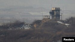 지난 2011년 12월 판문점 인근 군사분계선 이남 지역에서 바라본 북한 초소. 북한 군인들이 남측을 바라보고 있다. (자료사진)