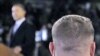 Một nhân viên mật vụ đứng gần Tổng thống Obama trong một cuộc mít-tinh ở Norfolk, bang Virginia