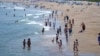 Las aguas del Océano Atlántico atraen a los bañistas a la playa de Old Orchard, en Maine, EEUU, el 18 de junio de 2024, bajo una ola de calor que se mueve hacia la región.