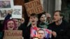 Građani polažu cveće i pale sveće ispred ambasade Rusije u Londonu nakon vesti o smrti Alekseja Navalnog(AP Photo/Kin Cheung)
