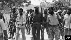 Jonas Savimbi (no centro, com óculos escuros), em 1975, no Huambo, com guerrilheiros 