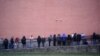 La gente espera en la fila para recibir la vacuna COVID-19 en Paterson, Nueva Jersey. Enero 21, 2021.