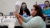 La trabajadora del Departamento de Elecciones de Miami-Dade, Elizabeth Romero, ordena boletas de votación enviadas para las primarias del 18 de agosto.
