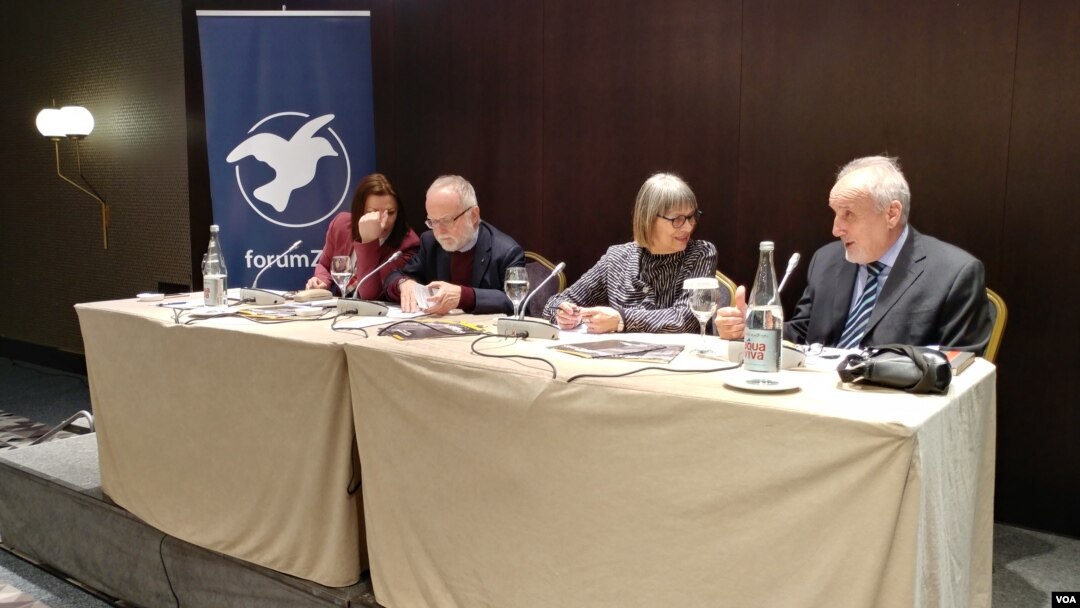 Učesnici konferencije "Pomirenje, suočavanje sa prošlošću i regin - gde smo i kuda idemo", koje je organizovao beogradski Forum ZFD u beogradskom hotelu Metropol.