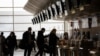 Viajeros en fila para registrar equipaje en el Aeropuerto Internacional Los Angeles, el miércoles 23 de diciembre de 2020.