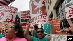 Manifestantes marchan en Phoenix contra la Ley SB1070.