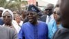 Kandidat Presiden Nigeria Bola Tinubu (tengah) tiba di tempat pemungutan suara untuk menggunakan hak pilihnya dalam pemilu Nigeria di Ikeja, Lagos, pada 25 Februari 2023. (Foto: Reuters/James Oatway)