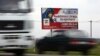 Un cartel que anuncia un "contrato de servicio militar" se ve junto a una autopista a las afueras de Krasnodar, Rusia, el jueves 23 de marzo de 2023. Esta primavera hay una nueva campaña en Rusia que busca reclutas para reponer las tropas en la guerra en Ucrania. 