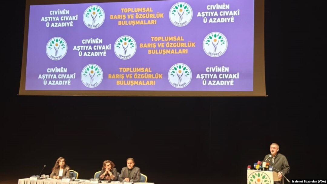 DEM Parti, partilileri görüş ve önerilerini Abdullah Öcalan’a iletmek üzere ‘Toplumsal Barış ve Özgürlük Buluşmaları’ düzenliyor. Diyarbakır’daki buluşmada konuşan Eş Genel Başkan Tuncer Bakırhan, toplantılardan çıkan sonucu Abdullah Öcalan’a ileteceklerini söyledi.