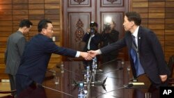 지난 26일 판문점 북측 지역인 통일각에서 열린 남북 당국회담 준비를 위한 실무접촉에서 남측 대표단 김기웅 통일부 남북회담본부장(오른쪽)과 북측 대표단 황철 조국평화통일위원회 서기국 부장이 악수하고 있다. (자료사진)