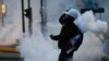 Los manifestantes se enfrentan a la policía antidisturbios durante una protesta en la ciudad de Panamá, el 2 de noviembre de 2023. 