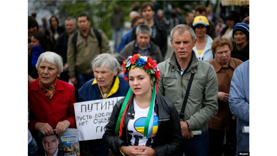 Pro-Ukrainian supporters attend a rally in the central Black Sea port of Odessa, Ukraine, on May 4, 2014.