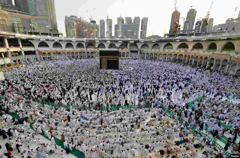 Puluhan ribu Muslim berkumpul di dekat Ka'bah pada bulan Ramadan di Masjidil Haram, Mekkah, Saudi Arabia.