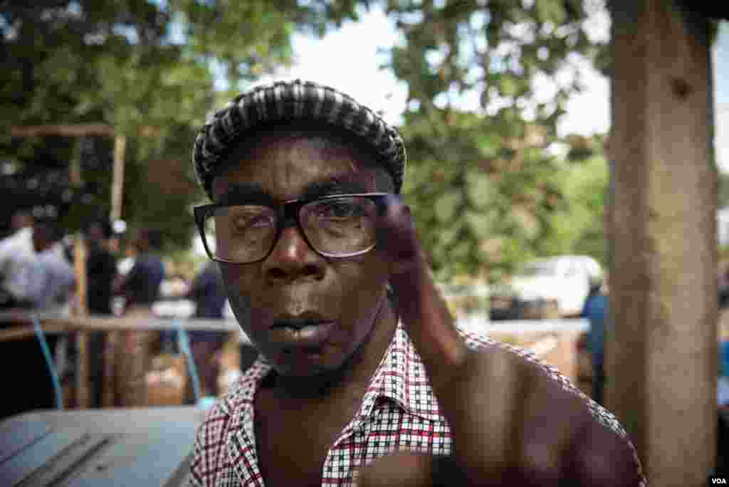 A voter shows off his inked finger after casting a ballot in Freetown, Sierra Leone, March 7, 2018. (Photo: Jason Patinkin / VOA)