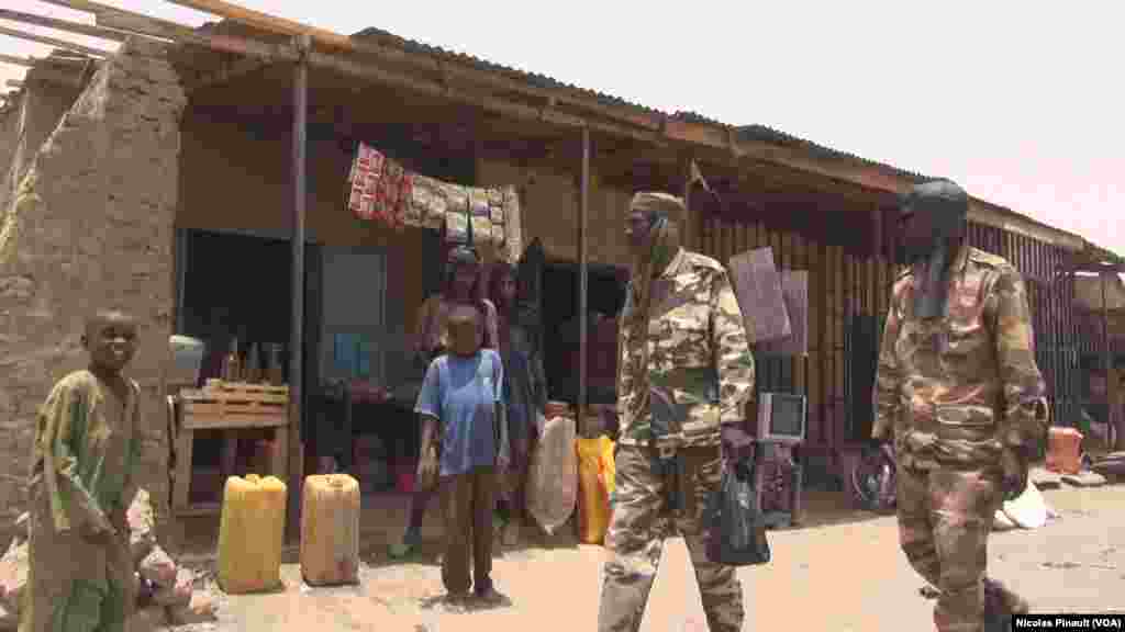 Chad soldiers walk around the market in Bosso, in the Diffa region of Niger, April 19, 2017. (Photo: Nicolas Pinault / VOA)