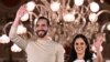 El presidente salvadoreño Nayib Bukele saluda a sus partidarios junto a su esposa, Gabriela Rodríguez, después de las elecciones presidenciales en San Salvador, el 4 de febrero de 2024. (Foto de Marvin RECINOS / AFP)