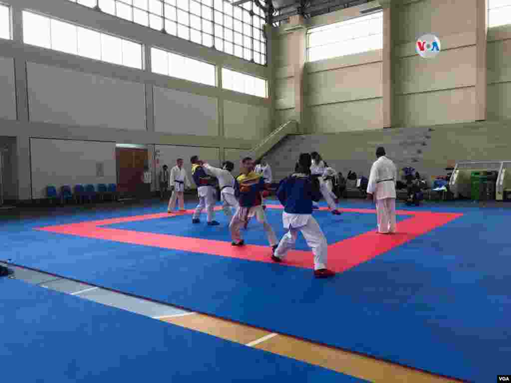 La falta de inversión del gobierno de su país y las sanciones de EE.UU. y otros países han afectado directamente a los deportistas de las selecciones nacionales de Venezuela. En la foto, la selección nacional de karate de la nación sudamericana entrena en Lima, Perú, durante los Juegos Panamericanos 2019.
